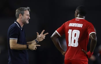 El seleccionador de Panamá Thomas Christiansen habla con Kadir Barría este jueves, en un partido amistoso entre las selecciones de Panamá y México en el estadio Rommel Fernández Gutiérrez en Ciudad de Panamá (Panamá).