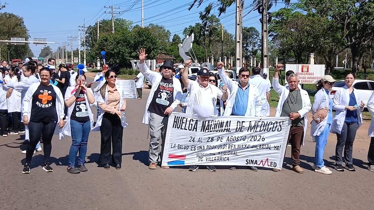 Médicos cierran intermitentemente la ruta en Villarrica en reclamo de mejoras para la salud pública.