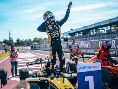 El piloto paraguayo Joshua Duerksen , piloto del monoplaza de la escudería Invicta Racing, celebra la victoria en la carrera sprint de la Fórmula 2 en el Circuito de Monza, Monza, Italia.