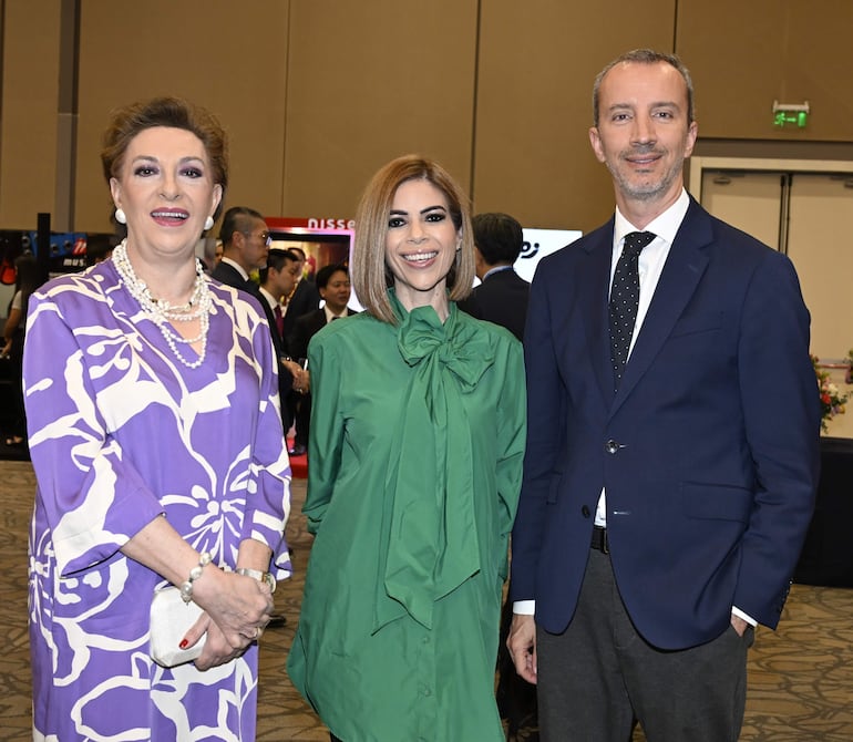 Estibaliz Hernández, canciller de España, Adri Amarilla y Javier Parrondo, embajador de España. 