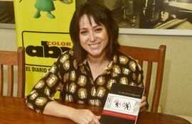 Yasmina Yousfi López exhibe la portada de su libro "La isla desconfigurada", en la que resume su investigación acerca del trabajo teatral de Josefina Plá.