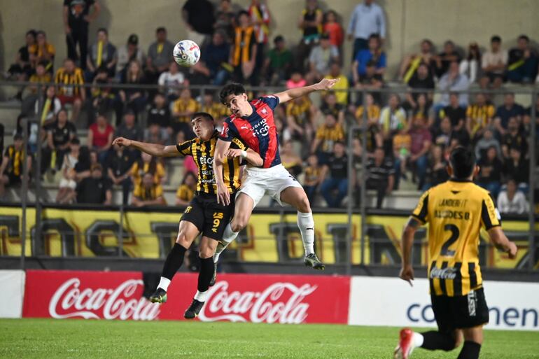 Iván Ramírez (i), futbolista de Guaraní, disputa el balón en un partido frente a Cerro Porteño por la octava fecha del torneo Clausura 2025 de la Primera División de Paraguay en el estadio Arsenio Erico, en Asunción, Paraguay.