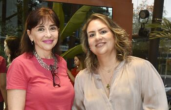 Alice Achón y la historiadora Ana Barreto.