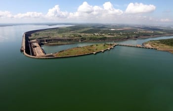 Hoy se fija una tasa de US$ 37 durante quince años, sin incorporar explícitamente un mecanismo automático de ajuste.