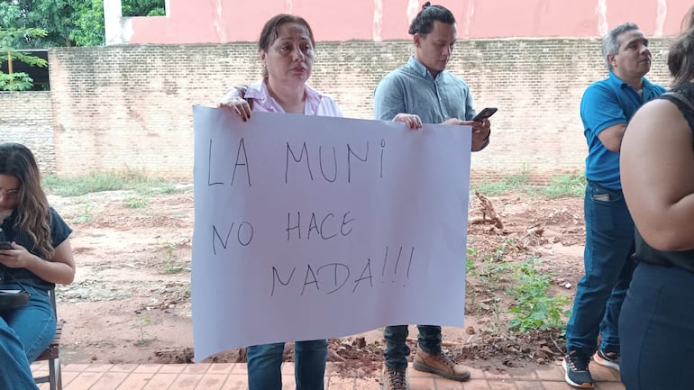 Ciudadanos preocupados por el futuro de la obra de construcción del Teatro Departamental de Central se manifestaron en la Casona Julio Correa.