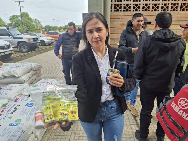 Asisten a pequeños ganaderos afectados por la crecida del río Paraná en Ayolas.