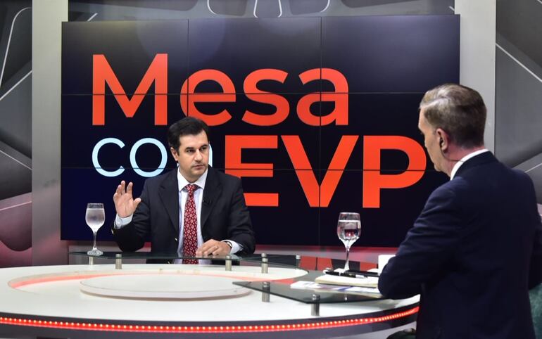 Marcelo González viceministro de agricutura y ganadería en Mesa con Enrique Vargas Peña.