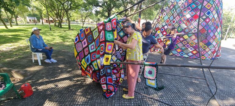 La estructura tendrá 10 metros de altura y 12 metros de diámetro, y estará cubierta totalmente de crochet.