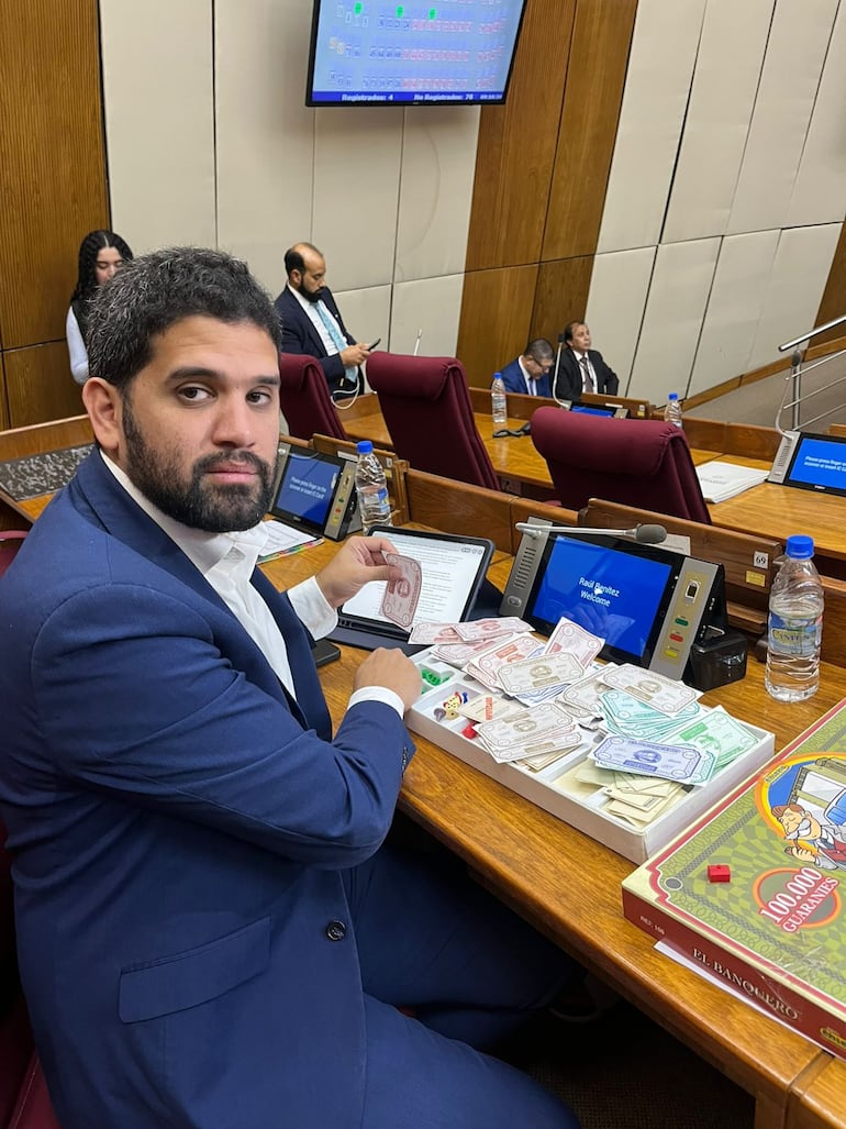 Raúl Benítez muestra de manera jocosa como Chaqueñito accedió a un apartamento.