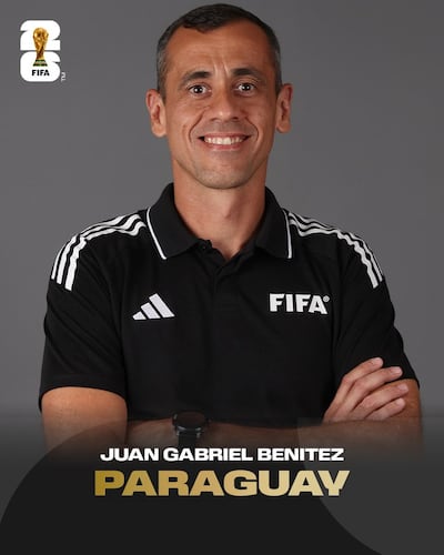 El paraguayo Juan Gabriel Benítez Mareco (42 años) porta la insignia de la FIFA desde el 2019.