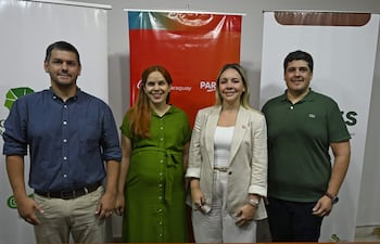 Osvaldo Turlan, director ejecutivo de A Todo Pulmón; Stephanie Draggotto, subgerente de Asuntos Públicos, Comunicación y Sustentabilidad de Coca-Cola; Tania Peña, gerente de Asuntos Públicos, Comunicación y Sustentabilidad de Coca-Cola, y José Ayala, director de Alianzas Estratégicas de A Todo Pulmón.