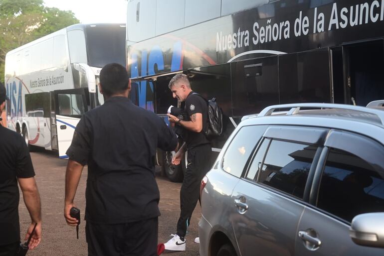 La llegada de Olimpia a la ciudad de Juan León Mallorquín para enfrentar el sábado a General Caballero por la séptima fecha del torneo Apertura 2025 del fútbol paraguayo en el estadio Ka'arendy, en Juan León Mallorquín, Paraguay.