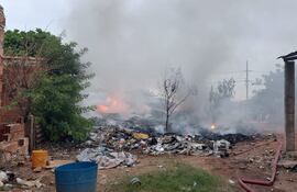 Incendio en el barrio Tablada ocurrió en un predio de reciclaje.