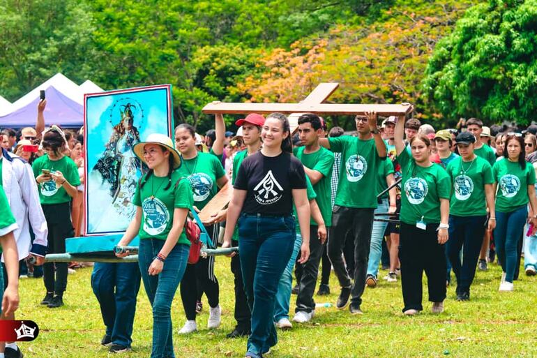 Cada año, jóvenes de distintas diócesis llegan a Caacupé movidos por la fe, la gratitud y el deseo de un encuentro espiritual profundo.