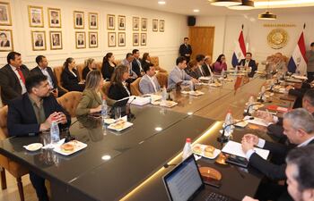 El presidente de la Cámara de Senadores, Basilio "Bachi" Núñez (ANR, HC), reunido con gerentes y directores del Senado y del Congreso.