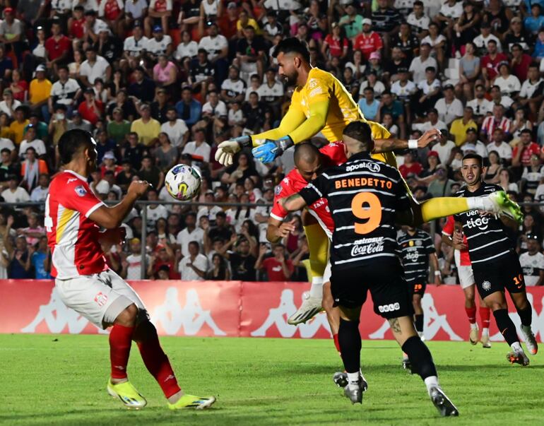Luis Guillén, futbolista de General Caballero, intenta dominar el balón en un partido frente a Olimpia por la séptima fecha del torneo Apertura 2025 del fútbol paraguayo en el estadio Ka'arendy, en Juan León Mallorquín, Paraguay.