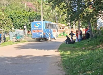 Pasajeros llegados desde Asuncion en el transporte publico en Fuerte Olimpo