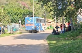 Pasajeros llegados desde Asuncion en el transporte publico en Fuerte Olimpo