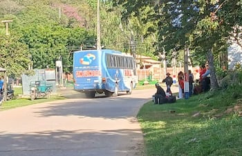 Pasajeros llegados desde Asuncion en el transporte publico en Fuerte Olimpo