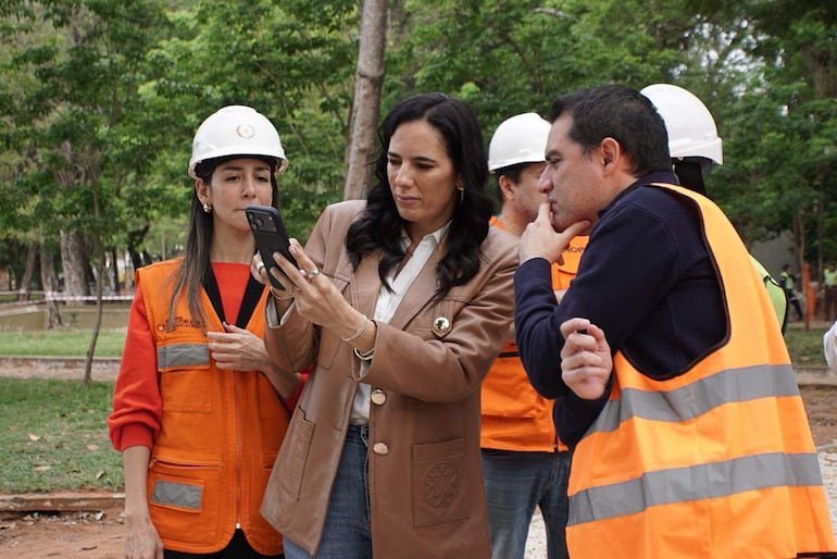 Cuatro personas conversan en el Parque Caballero sobre un proyecto de construcción en presencia de la ministra.