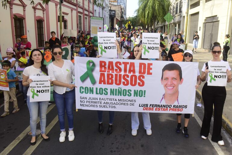 Durante la marcha que dijo no a que asuman como autoridades personas procesadas por abuso sexual en niños, hubo pancartas contra Luis Fernando Ramos, electo concejal departamental en Misiones.