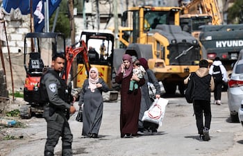 Palestinos residentes en Silwan durante una operación de demolición de viviendas ordenada por Israel en febrero