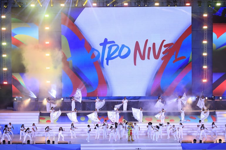 Artistas participan en la inauguración de los Juegos Suramericanos de la Juventud 2026 este domingo, en Ciudad de Panamá (Panamá). EFE/ Bienvenido Velasco