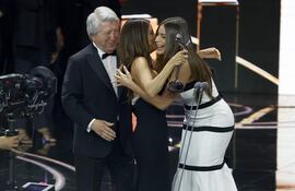 La actriz estadounidense Eva Longoria recibió el Premio Platino de Honor manos de su gran amiga, la actriz colombiana Sofía Vergara. (EFE/J.J.Guillén)