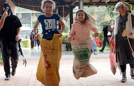 Niñas jugando a la carrera vosa. (Imagen de referencia)