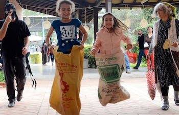 Niñas jugando a la carrera vosa. (Imagen de referencia)