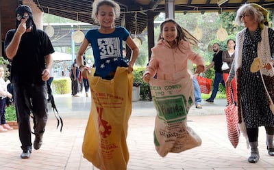 Niñas jugando a la carrera vosa. (Imagen de referencia)