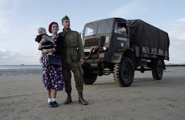 Fotografía de archivo: una familia aficionada a la historia posa para fotografías en la playa durante una recreación del desembarco del Día D en Arromanches, en la costa de Normandía, Francia, el 4 de junio de 2019.
