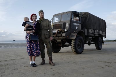 Fotografía de archivo: una familia aficionada a la historia posa para fotografías en la playa durante una recreación del desembarco del Día D en Arromanches, en la costa de Normandía, Francia, el 4 de junio de 2019.