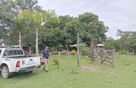 Hombre en uniforme azul de criminalística camina hacia la cámara, acompañado de un vehículo Isuzu con la palabra 'CRIMINALISTICA' en el costado.
