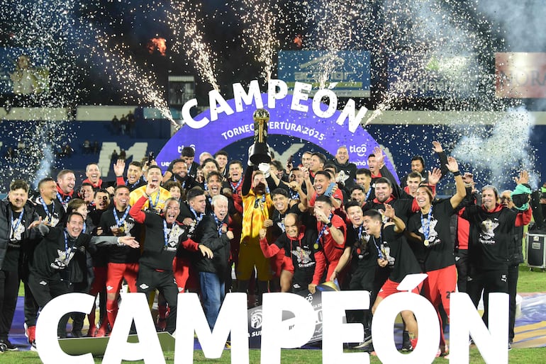 Libertad festeja el torneo Apertura 2025.