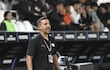 El entrenador de Libertad, Sergio "Patito" Aquino durante el duelo ante Independiente del Valle disputado en el estadio La Huerta.