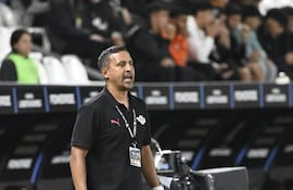 El entrenador de Libertad, Sergio "Patito" Aquino durante el duelo ante Independiente del Valle disputado en el estadio La Huerta.