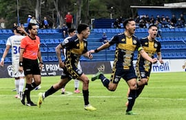 El experimentado delantero del Sportivo Trinidense, Néstor Camacho celebra el segundo tanto en el triunfo ante Sportivo Luqueño, en medio de Tobías Morínigo y Gustavo Viera.