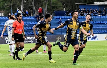 El experimentado delantero del Sportivo Trinidense, Néstor Camacho celebra el segundo tanto en el triunfo ante Sportivo Luqueño, en medio de Tobías Morínigo y Gustavo Viera.