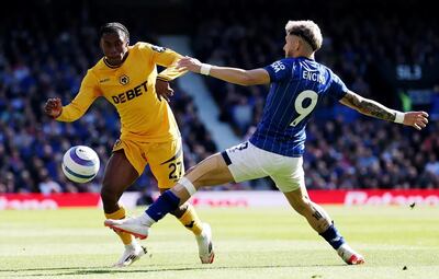 Julio Enciso disputa el balón con Jean-Ricner Bellegarde, del Wolverhampton, durante el partido que el Ipswich perdió de local.