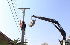 Trabajos de mantenimiento de la ANDE.