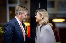 El rey Guillermo Alejandro y la reina Máxima de los Países Bajos ayer celebraron su aniversario de bodas número 24. (EFE/EPA/KOEN VAN WEEL)