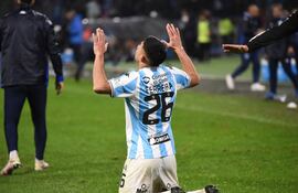 El paraguayo Clever Ferreira (d), futbolista de Atlético Tucumán, celebra un gol en el partido frente a Boca Juniors por los 16avos de final de la Copa Argentina 2025 en el estadio Único Madre de Ciudades, en Santiago del Estero, Argentina.