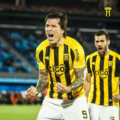 Federico Santander festeja uno de sus goles en Copa Sudamericana, donde es goleador de Guaraní y de la competición.