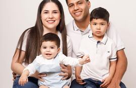 El cumpleañero Bastian con sus papis Karen Bernal y Robert Rojas, y su hermanito mayor Ian.