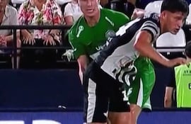 El grosero gesto de Juan Alfaro contra Alexis Fretes en el clásico Libertad vs. Olimpia.