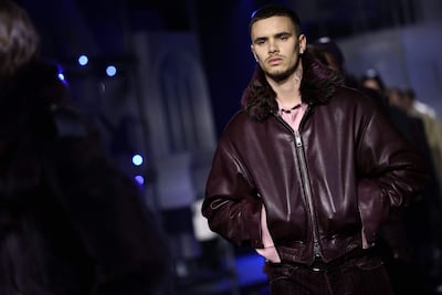 El modelo Romeo Beckham desfilando con una creación de la colección Otoño/Invierno 2026 de Burberry, durante la Semana de la Moda de Londres. (Toby Shepheard / AFP)