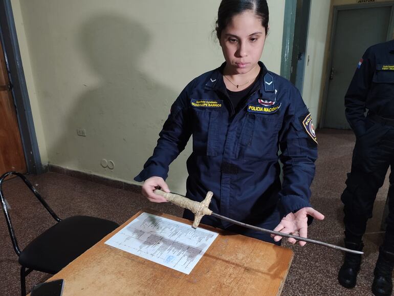 La Policía incautó un estoque tipo puñal de aproximadamente 40 centímetros.