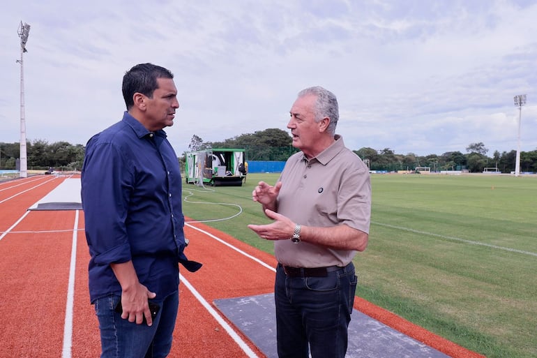 Robert Harrison, presidente de la Asociación Paraguaya de Fútbol, y Gustavo Alfaro (d), entrenador de la selección de Paraguay.