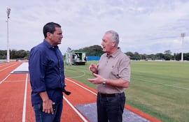 Robert Harrison, presidente de la Asociación Paraguaya de Fútbol, y Gustavo Alfaro (d), entrenador de la selección de Paraguay.